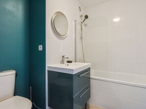 Banyera, assecador de cabells, tovalloles i sabó 