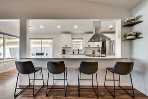 Køleskab, mikrobølgeovn, ovn, kogeplade