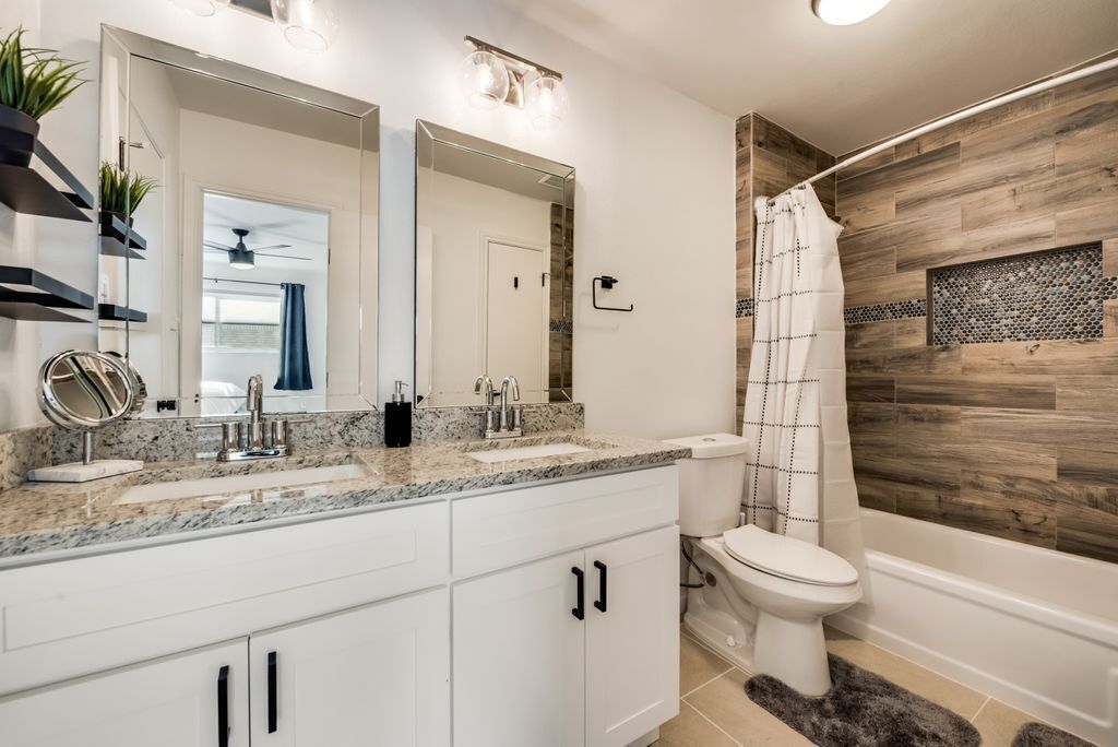 Combined shower/tub, hair dryer, towels, soap