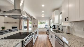 Jääkaappi, mikroaaltouuni, uuni, liesi