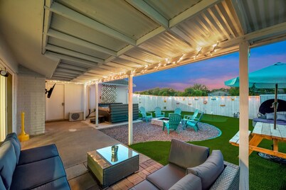Hot Tub, Putting Green, Game Room!