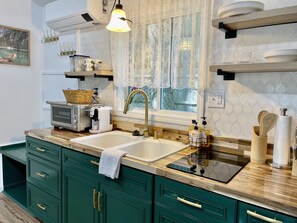 Frigorifero, microonde, forno, macchina per tè/caffè