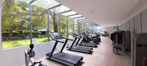 A beautiful, resort style apartment only mts to the beach in Port Melbourne!