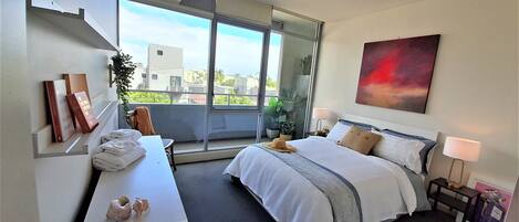 2 habitaciones, escritorio, tabla de planchar con plancha y wifi gratis