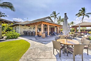 Outdoor dining - Sun-Soaked Waikoloa Retreat w/ Private Lanai! (Waikoloa)