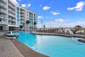 Innendørsbasseng og et oppvarmet basseng