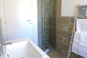 Dusche, Haartrockner, Bidet, Handtücher