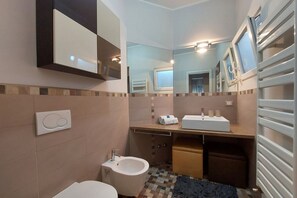 Dusj, hårføner, bidé og håndklær