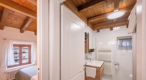 Dusche, Haartrockner, Bidet