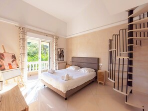 6 bedrooms, iron/ironing board, WiFi, bed sheets