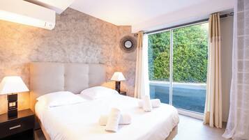 6 bedrooms, iron/ironing board, WiFi, bed sheets