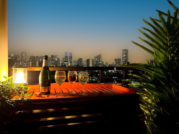 Bar (on property) - Grandioso Nakano 701Beautiful night view10 minutes by train to ShinjukuHighspeed WiFi / Nakano-ku Tokyo (Nakano-ku)