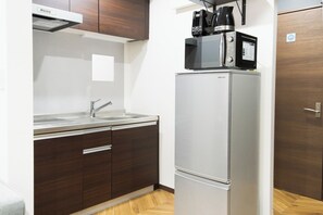 Réfrigérateur, micro-ondes, plaque de cuisson