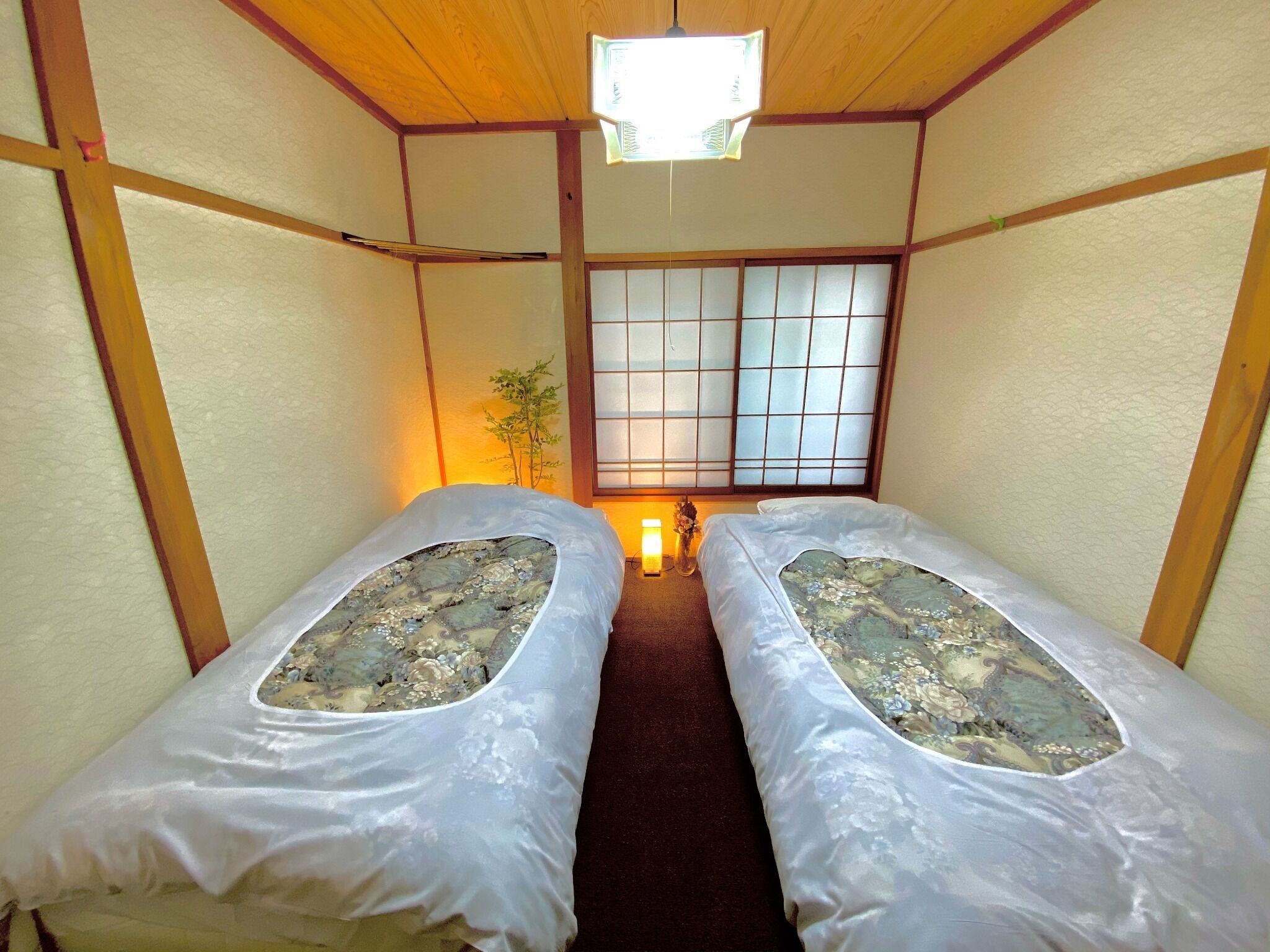 10 soverom, skrivebord, wi-fi (inkludert) og sengetøy