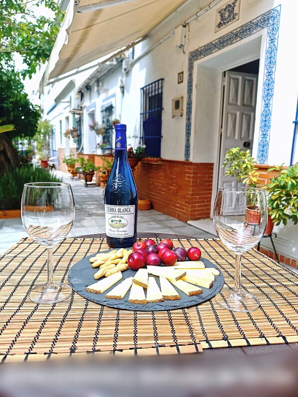 Property grounds - Typical and picturesque neighborhood courtyard, with charm, TRIANA (SEVILLA)
