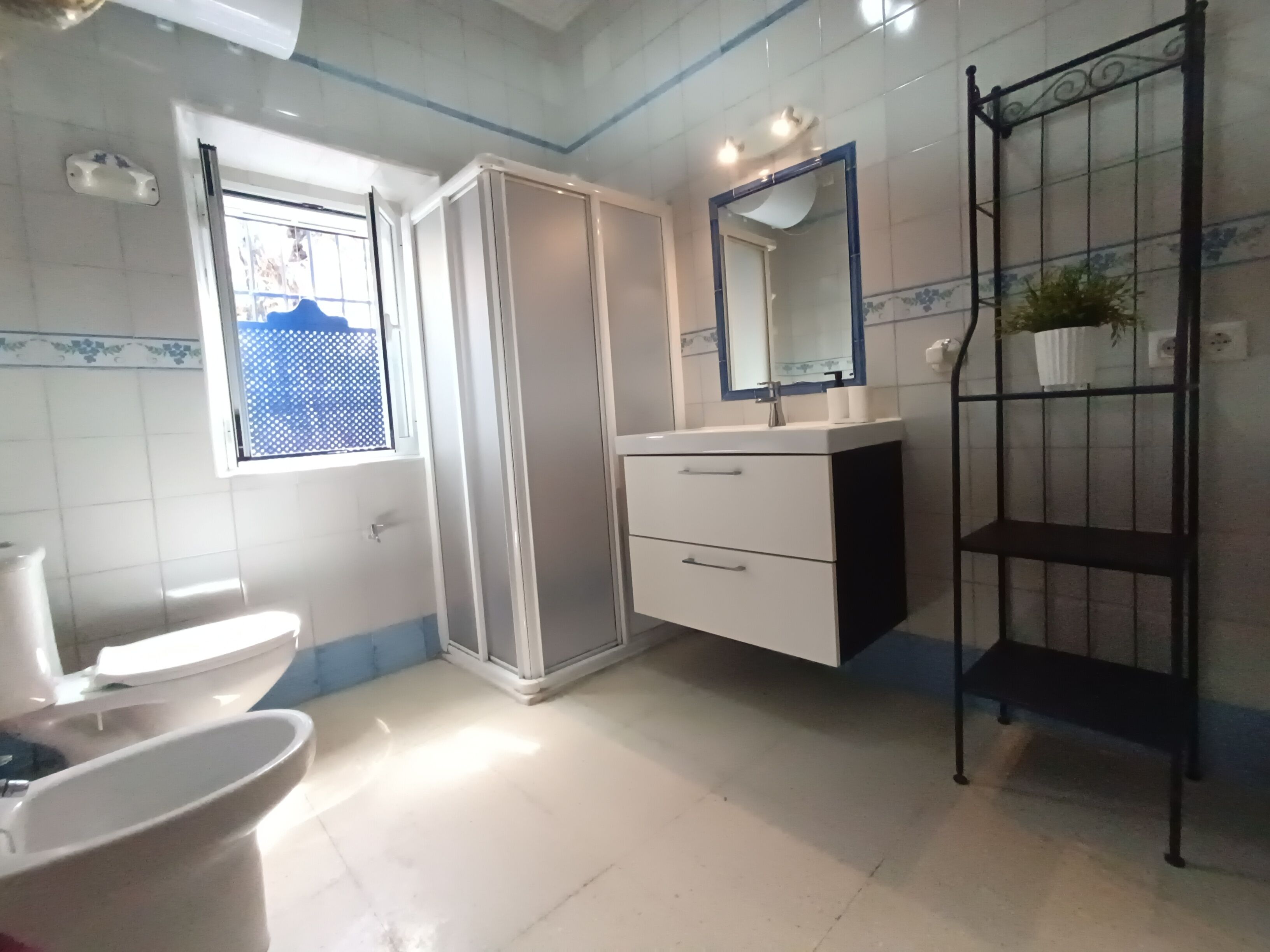 Un baño con inodoro, lavamanos y ducha.