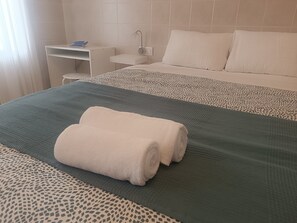 1 chambre, fer et planche à repasser, lit parapluie, Wi-Fi gratuit