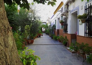 Property grounds - Typical and picturesque neighborhood courtyard, with charm, TRIANA (SEVILLA)