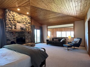 6 bedrooms, desk, iron/ironing board, free WiFi - Beachfront property with panoramic view of Lake Michigan! (Oostburg)