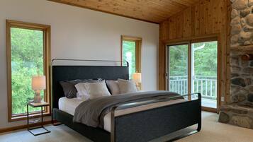 6 bedrooms, desk, iron/ironing board, free WiFi