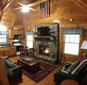 Smart TV, fireplace - Honeymooners * Couples * Small Families (Sevierville)