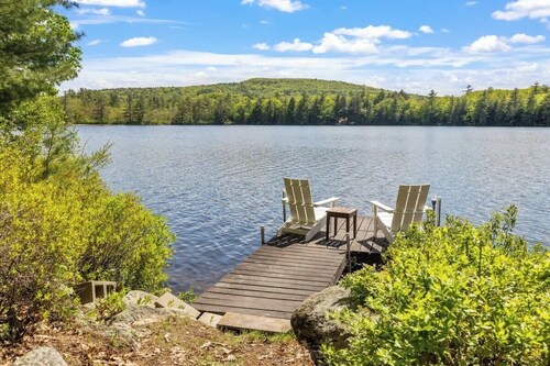 Pond Retreat: Beach, Kayak, Canoe, Deck, Firepit,