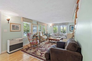 TV - Pond Retreat: Beach, Kayak, Canoe, Deck, Firepit, (New Durham)