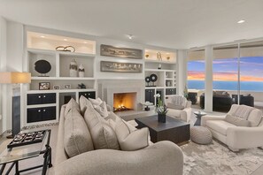 Télévision, cheminée, chaîne hi-fi