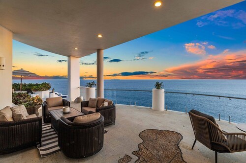 Expansive Cliffside Villa with Panoramic Ocean View, Sauna, Pool & Jacuzzi. Daily Butler Included