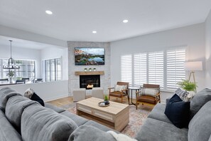 Smart TV, tavolo da calcetto, tavolo da ping pong