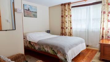 1 dormitorio, tabla de planchar con plancha, wifi y ropa de cama