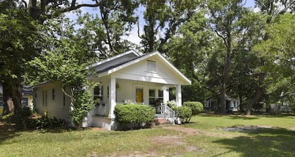 Bungalow style home - 10 min walk to beach!