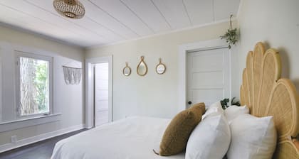 Bungalow style home - 10 min walk to beach!