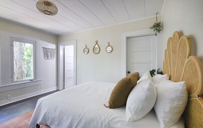 Bungalow style home - 10 min walk to beach!