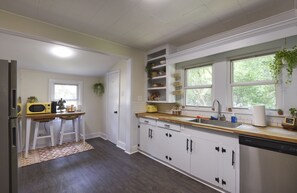 Fridge, microwave, oven, stovetop - Bungalow style home - 10 min walk to beach! (Gulfport)