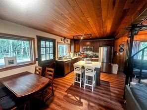 Frigorífico, microondas, horno y placa de cocina