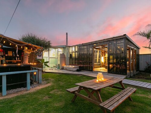 The Smurf Shack - Renovated Retro Gem with Awesome Outside Living.