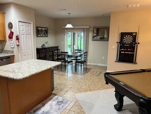 Game room - Florida Beach & Theme Parks, Cozy Spa & Lake Views (Rockledge)