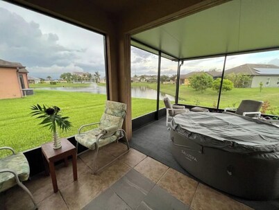 Florida Beach & Theme Parks, Cozy Spa & Lake Views