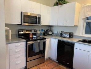 ثلاجة، ميكروويف، فرن، موقد طهي مسطح