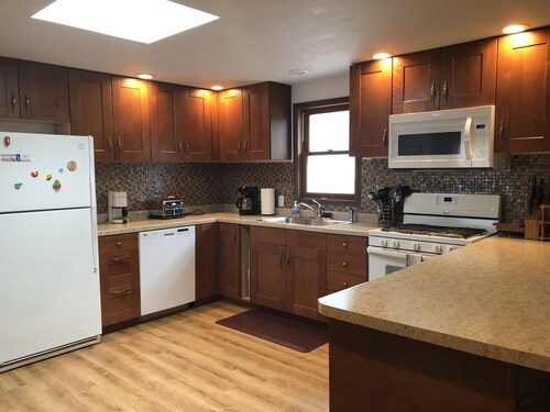 Pickle Haven Retreat Center—South Haven—Private Pickleball Court + More Sports! 