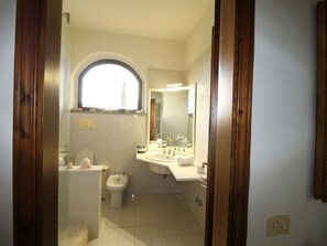 Ensemble baignoire-douche, séchoir à cheveux, bidet, serviettes fournies