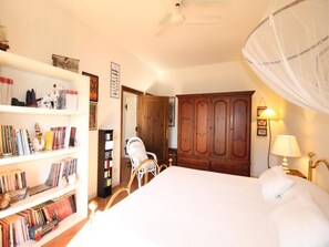 3 habitaciones, tabla de planchar con plancha y cuna de viaje