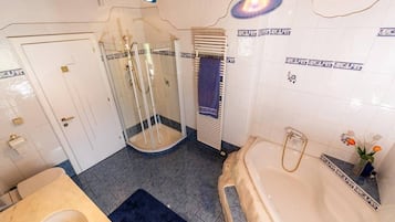 Badewanne, kostenlose Toilettenartikel, Haartrockner, Handtücher