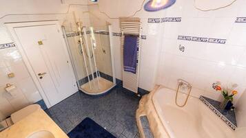 Badewanne, Haartrockner, Handtücher