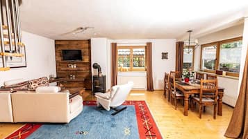 Fernseher, Kamin, Tischtennisplatte