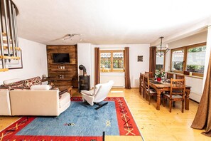 Tv, eldstad och ett bordtennisbord