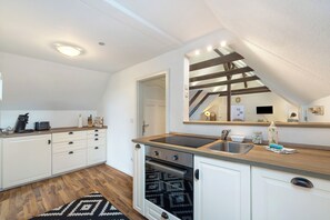 Kjøleskap, ovn, kokeplater og oppvaskmaskin