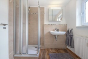 Douche, sèche-cheveux, serviettes fournies