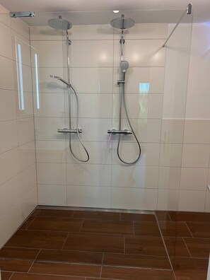 Dusch, hårtork och handdukar